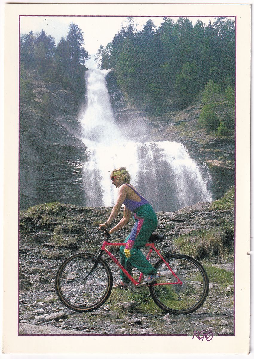 Carte Postale vélo VTT sport d été au pied de la cascade