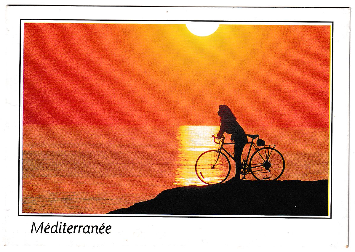 Carte Postale vélo au coucher de soleil devant la mer Méditerranée