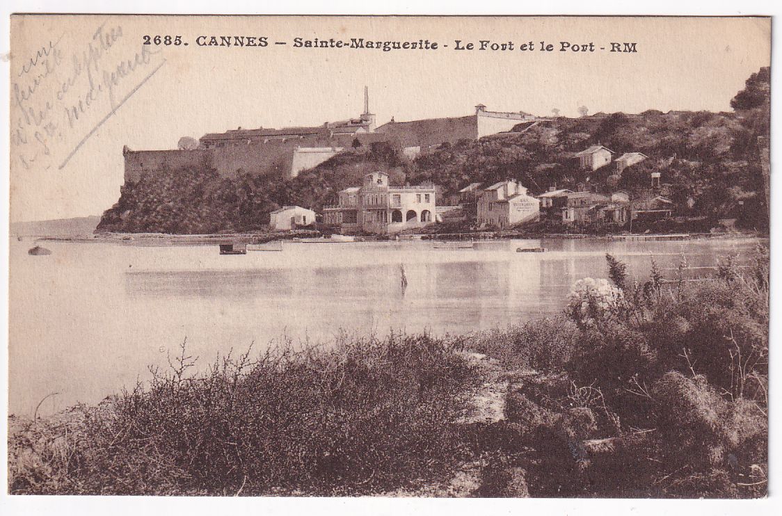 Carte postale Cannes Sainte Marguerite le fort et le port