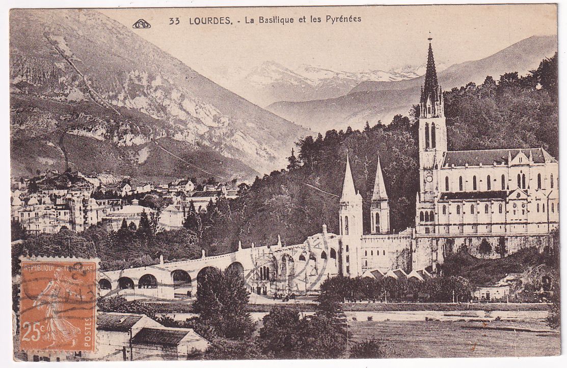 Carte postale Lourdes la basilique et les Pyrénées