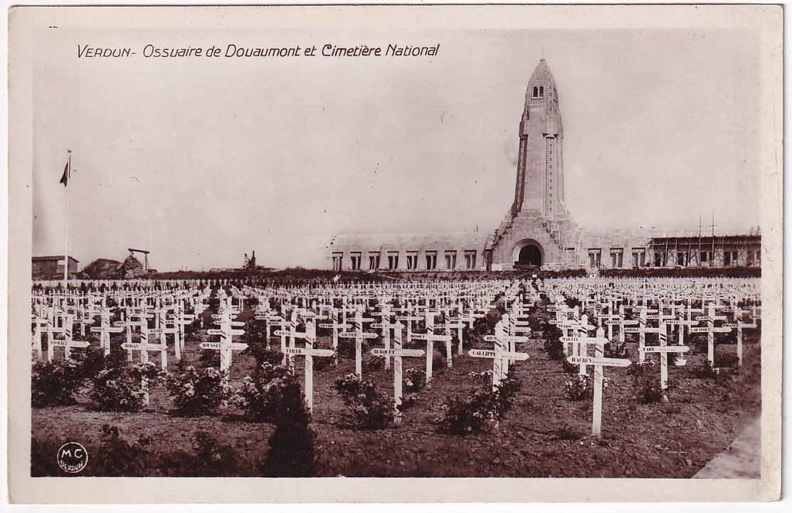 Carte postale Verdun ossuaire de Douaumont et cimetière national