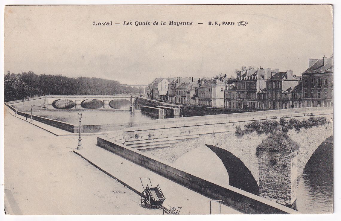 Carte postale Laval les quais de la Mayenne