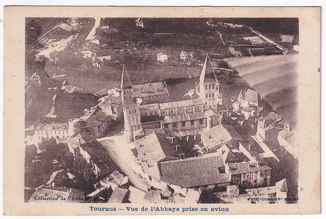Carte postale Tournus vue de l'Abbaye prise en avion