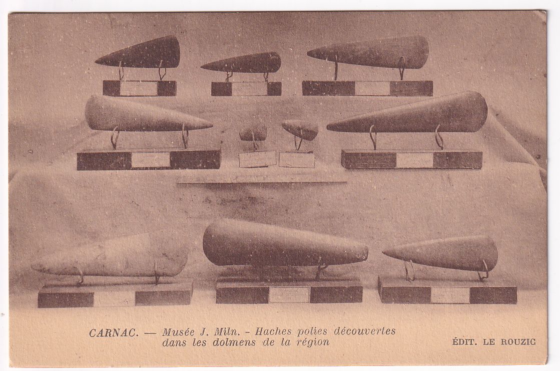 Carte postale Carnac musée J.Miln haches polies découvertes dans les dolmens