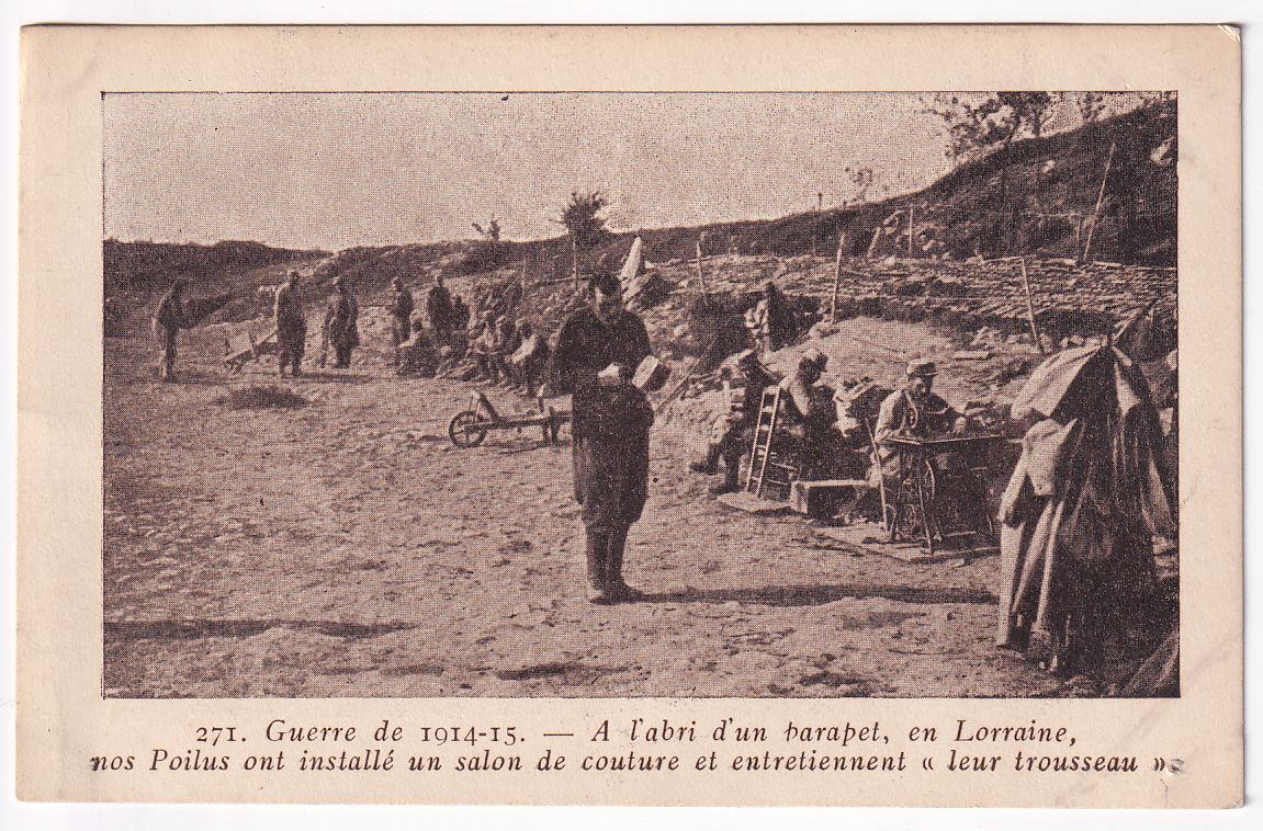 Carte postale Guerre de 1914-15 a l'abri d un parapet en lorraine poilus couture et entretiennent