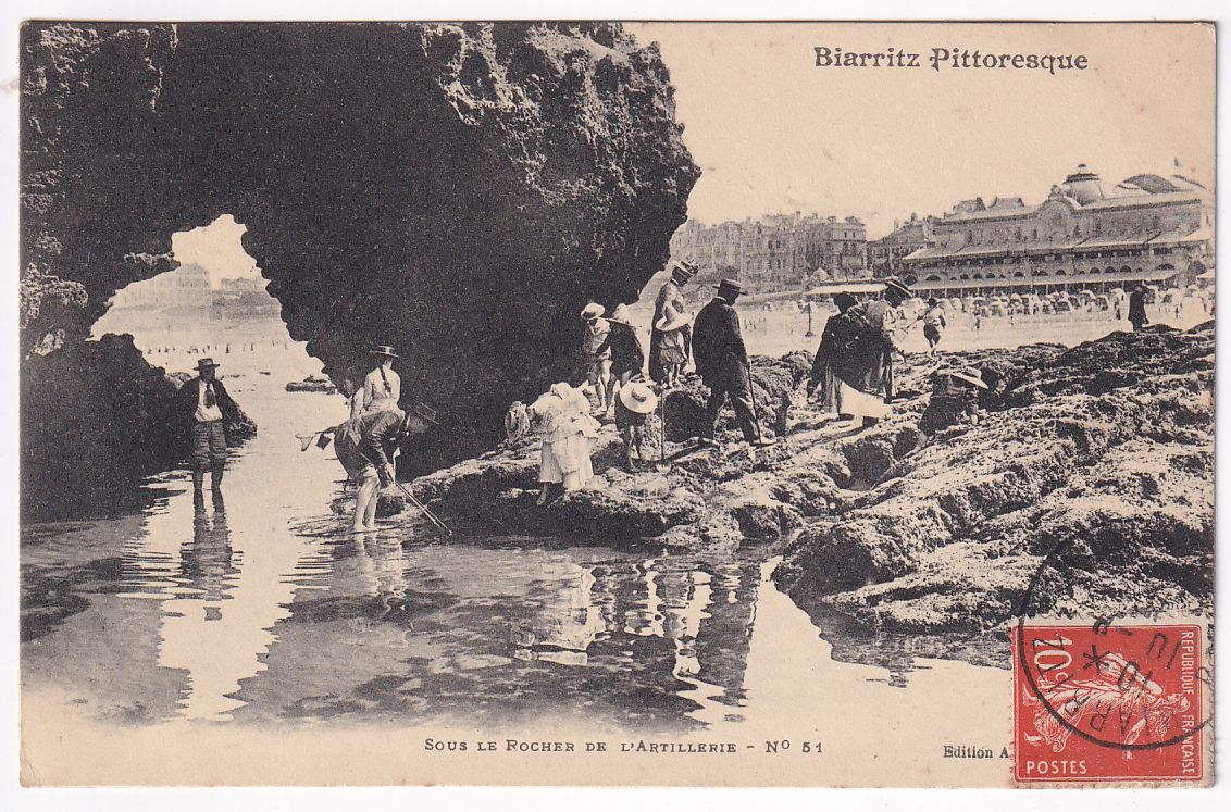 Carte postale Biarritz pittoresque sous le rocher de l'artillerie