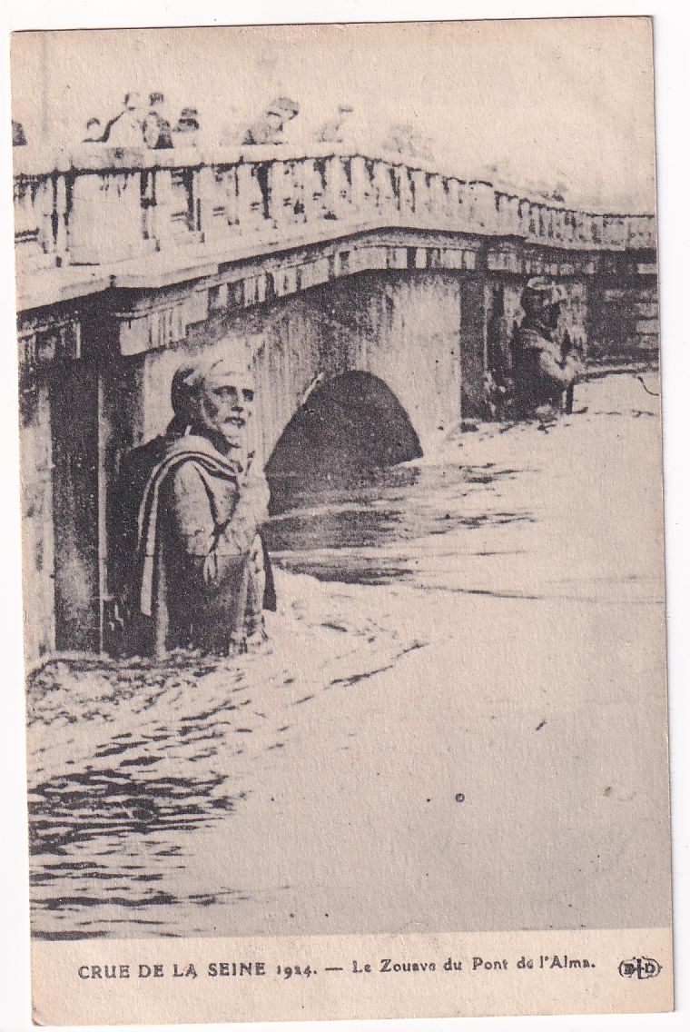 Carte postale crue de la seine 1914 le zouave du pont de l'Alma