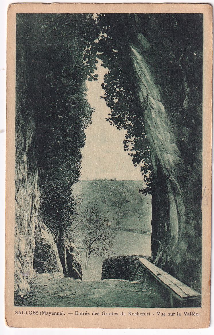 Carte postale Saulges entrée des grottes de Rochefort vue sur la vallée