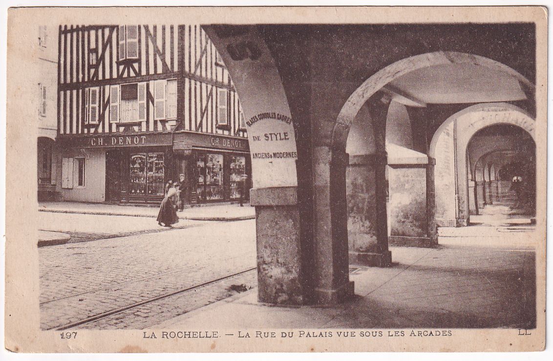 Carte postale la Rochelle la rue du palais vue sous les arcades