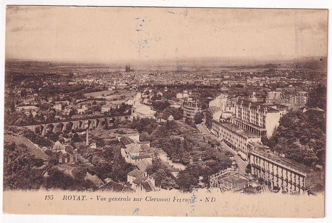 Carte postale Royat vue générale sur Clermont-Ferrand