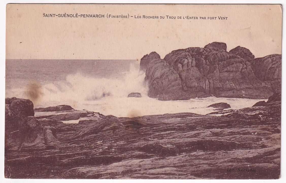 Carte postale Saint Guénolé-Penmarch les rochers du trou de l'enfer par fort vent