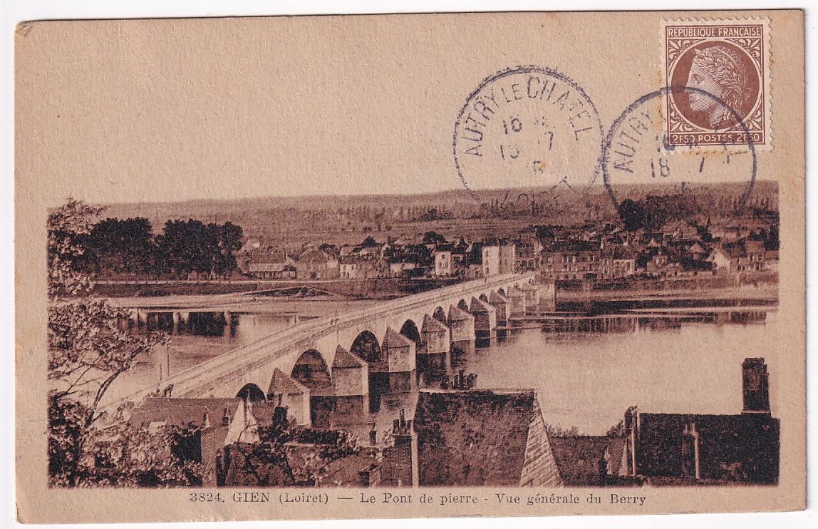 Carte postale Gien le pont de pierre vue générale du Berry