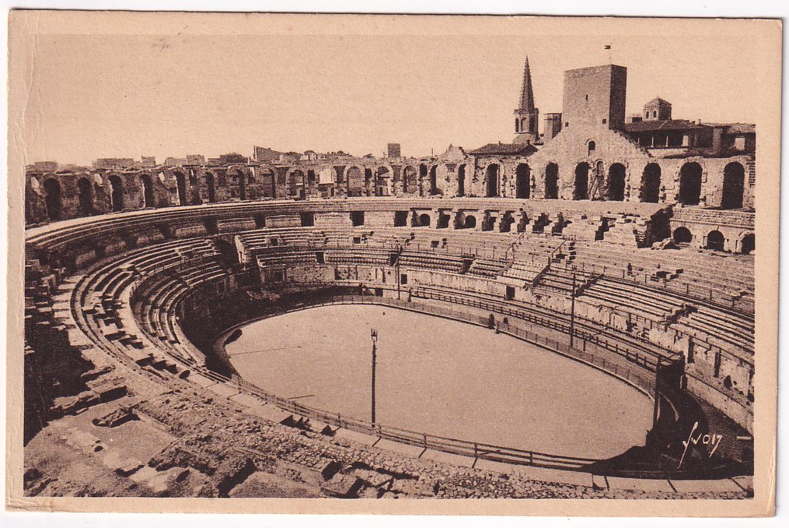 Carte postale Arles vue générale de l'intérieur des arènes