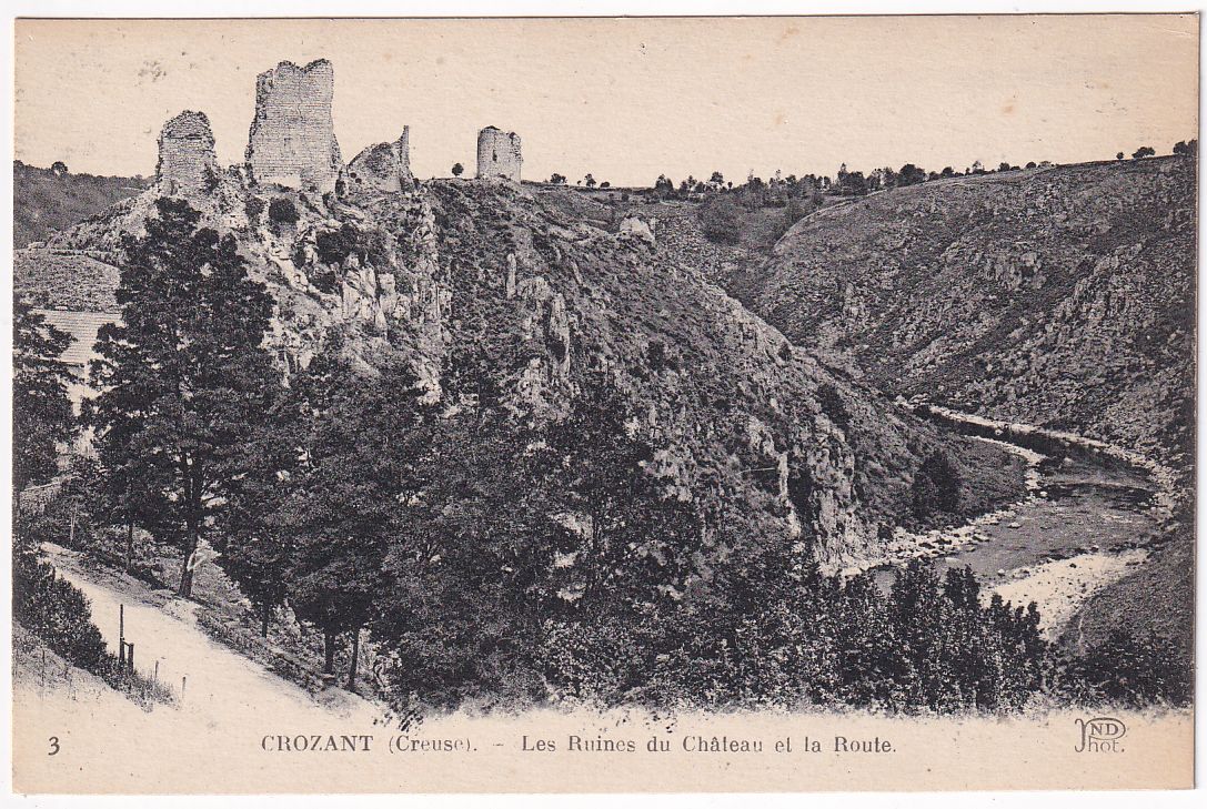 Carte postale Crozant les ruines du château et la route