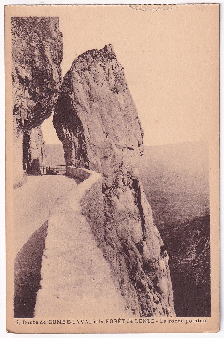 Carte postale route de Combe-Laval à la Forêt de Lente, la roche pointue