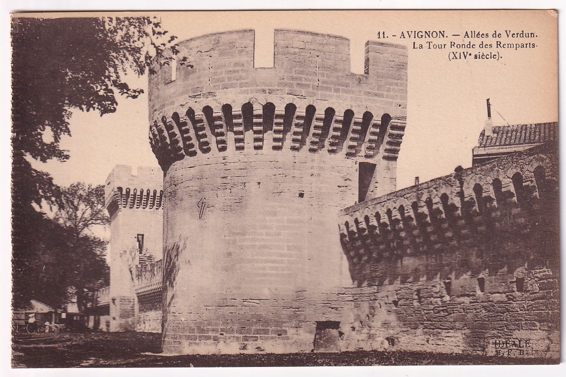 Carte postale Avignon allées de Verdun la tour ronde des Remparts