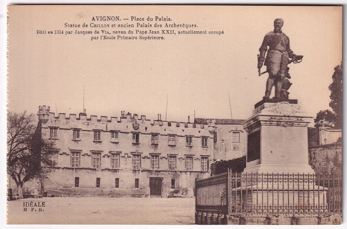 Carte postale Avignon place du palais statue de Crillon et ancien palais des Archevêques