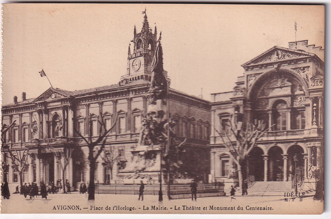 Carte postale Avignon place de l'horloge, la mairie, le théâtre et monument du centenaire