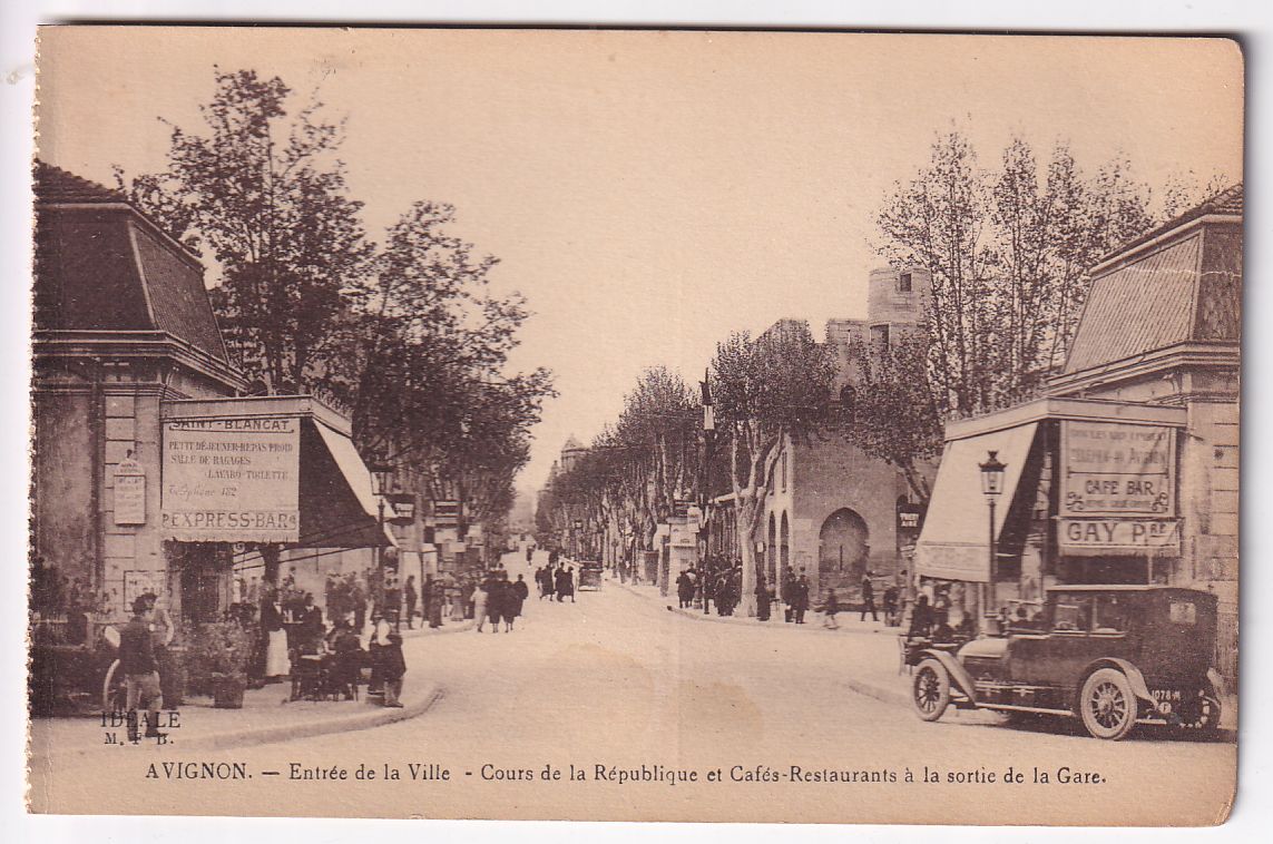 Carte postale Avignon entrée de la ville cours de la république et cafés restaurant à la sortie de la gare