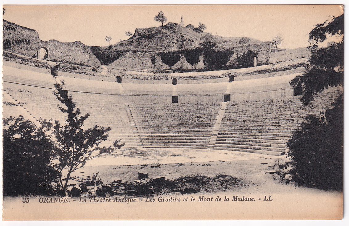 Carte postale Orange le théâtre antique, les gradins et le mont de la Madone