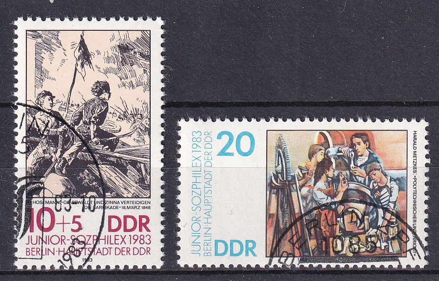 Timbre Allemagne Orientale n° 2455 et 2456 obl série junior Sozphilex 83 Berlin Est défense de la barricade et polytechnique