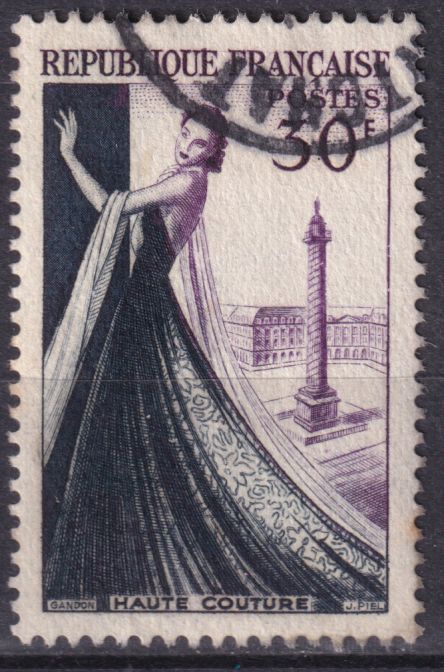 Timbre France n° 941 obl manequin en robe de soirée place Vendôme à Paris
