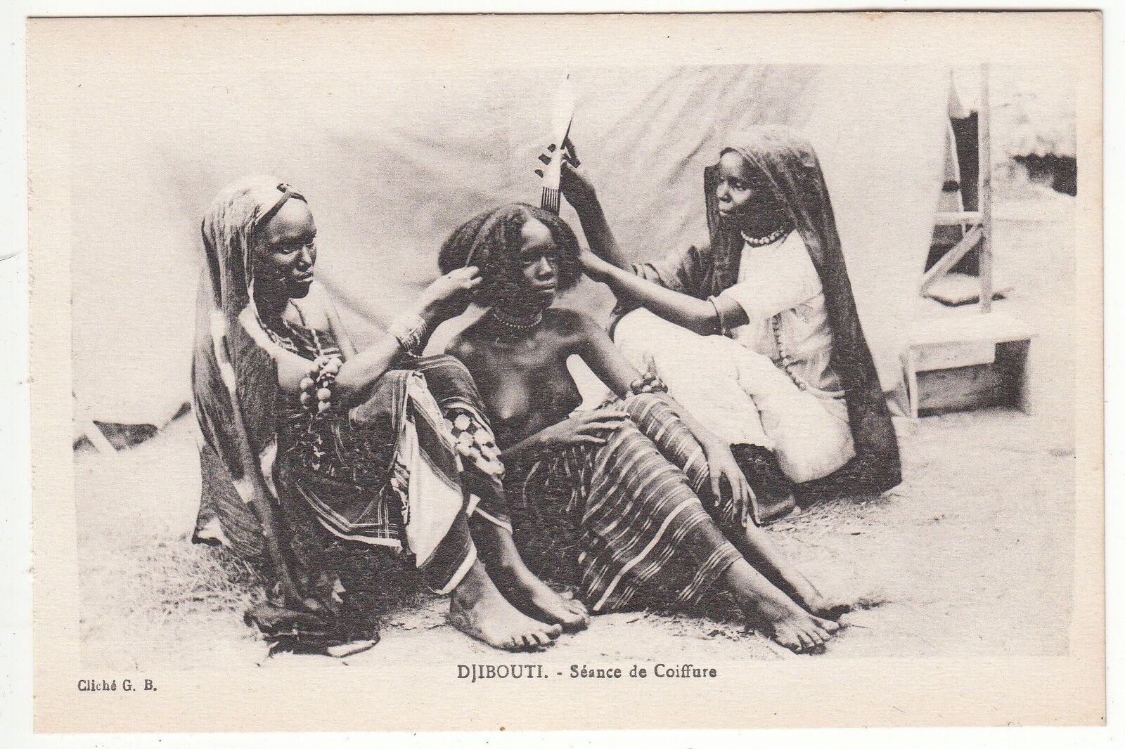 CARTE POSTALE AFRIQUE PIN UP FEMME NU NUE DJIBOUTI SEANCE DE COIFFURE 122164789280