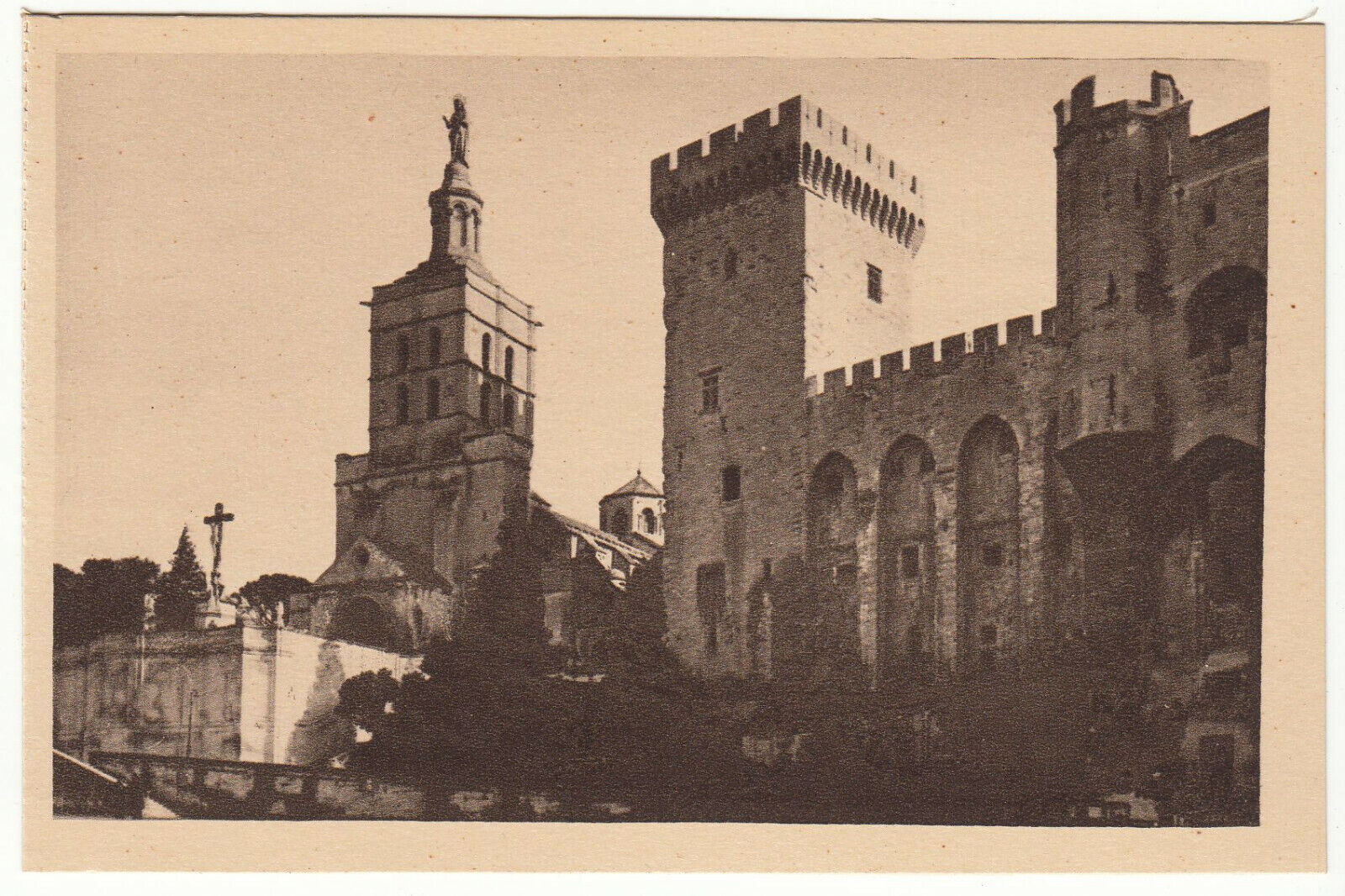 CARTE POSTALE AVIGNON PALAIS DES PAPES TOUR DE LA CAMPANE ET ND DES DOMS 402001743780