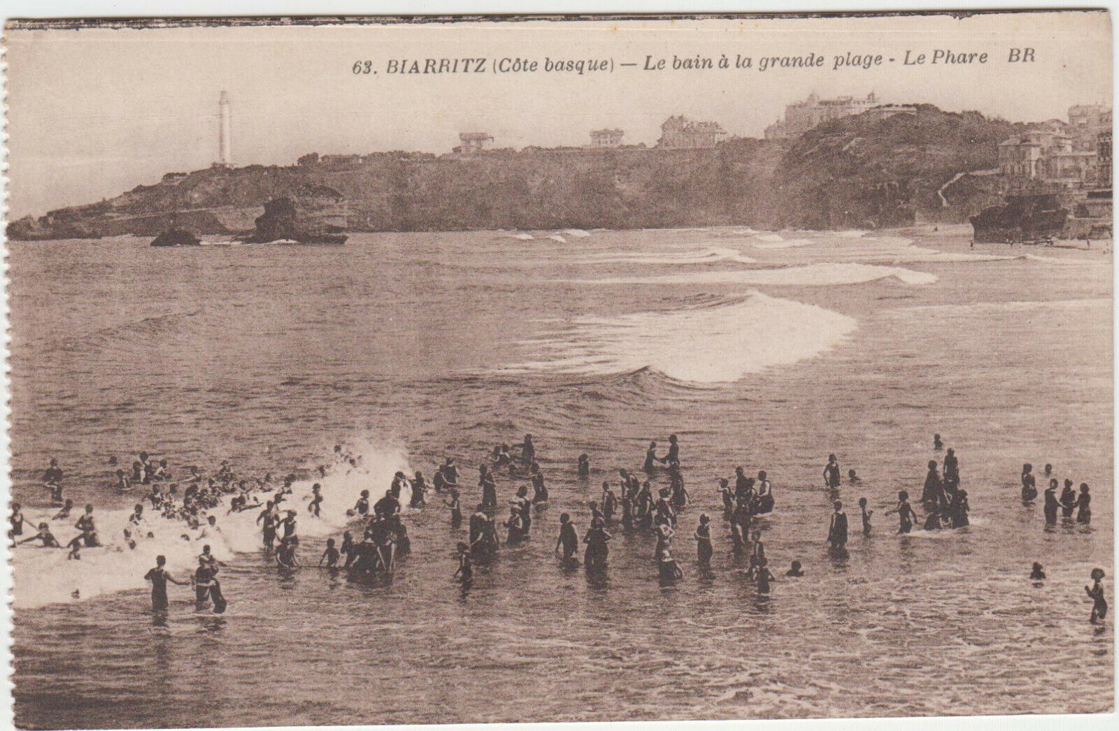 CARTE POSTALE BIARRITZ LE BAIN A LA GRANDE PLAGE LE PHARE 123935836600