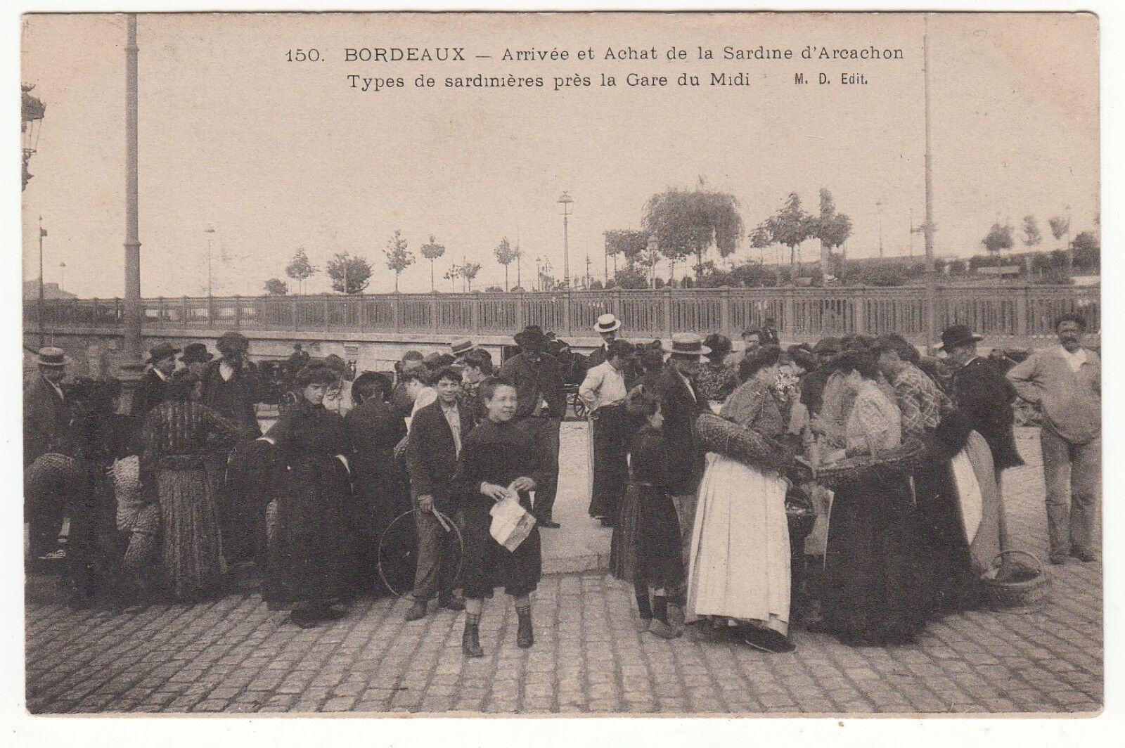 CARTE POSTALE BORDEAUX ARRIVEE ET ACHAT DE LA SARDINE D ARCACHON PRES DE LA GARE 122900269250