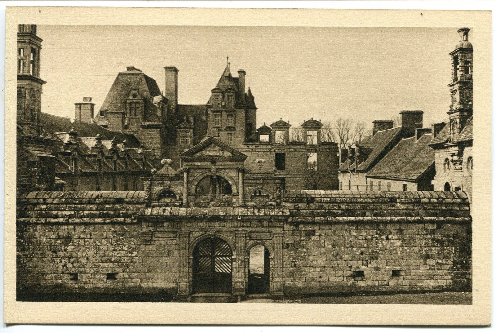 CARTE POSTALE CHATEAU DE KERJEAN FACADE PRINCIPALE LA GRANDE PORTE 121235811400