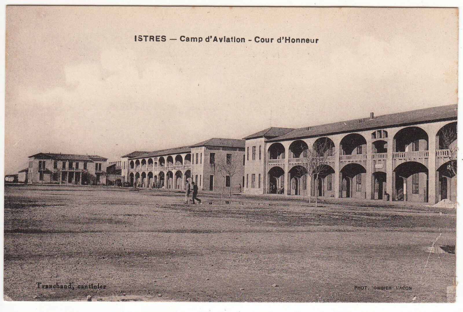 CARTE POSTALE ISTRES CAMP D AVIATION COUR D HONNEUR 122303010050