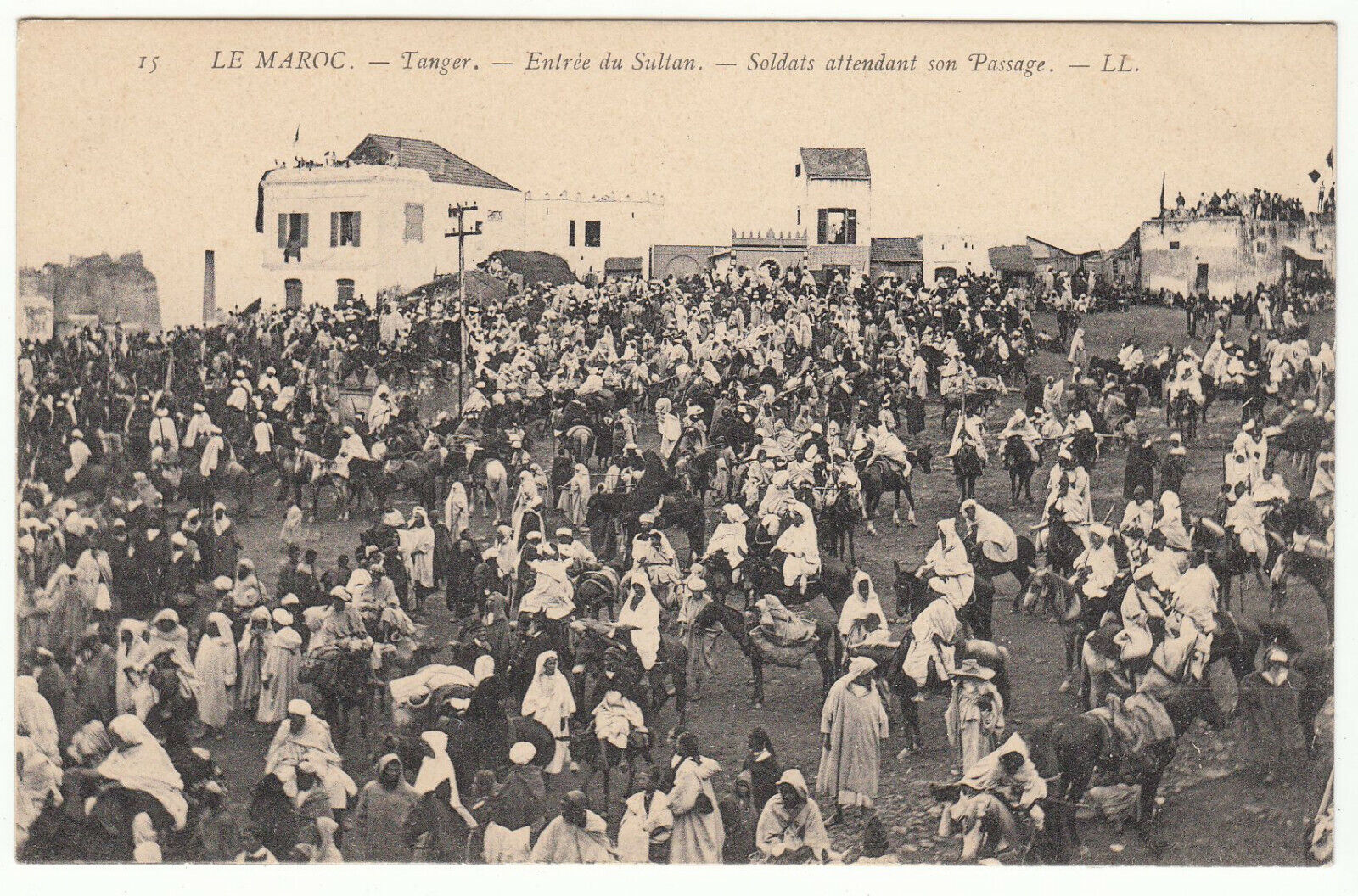 CARTE POSTALE LE MAROC ENTREE DU SULTAN SOLDATS ATTENDANT SON PASSAGE 123962506050