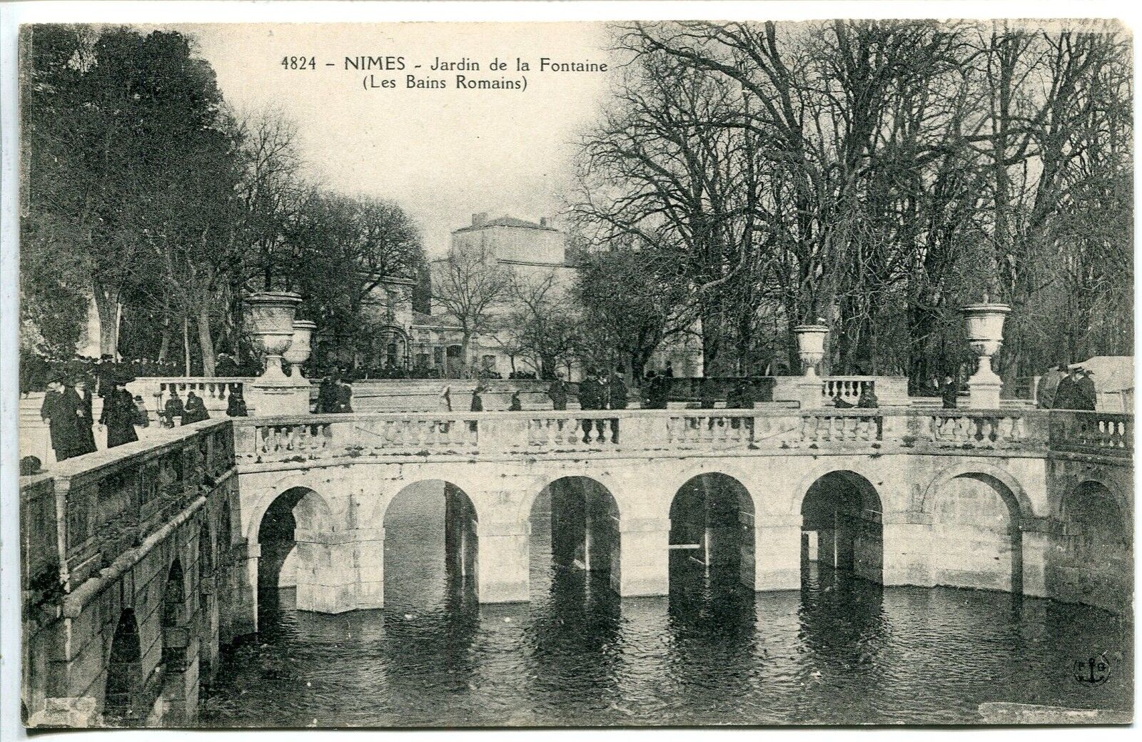 CARTE POSTALE NIMES JARDIN DE LA FONTAINE LES BAINS ROMAINS 121504042060