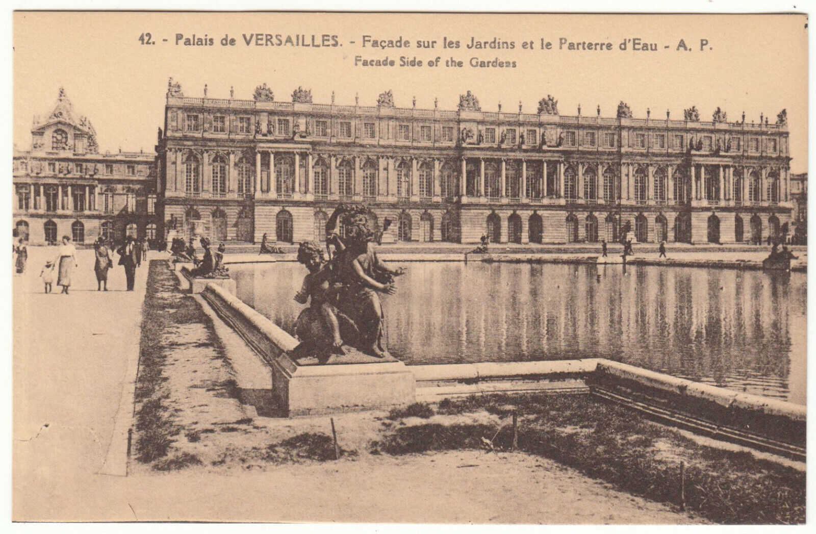 CARTE POSTALE PALAIS DE VERSAILLE FACADE SUR LES JARDINS ET LES PARTERRE D EAU 402016781550