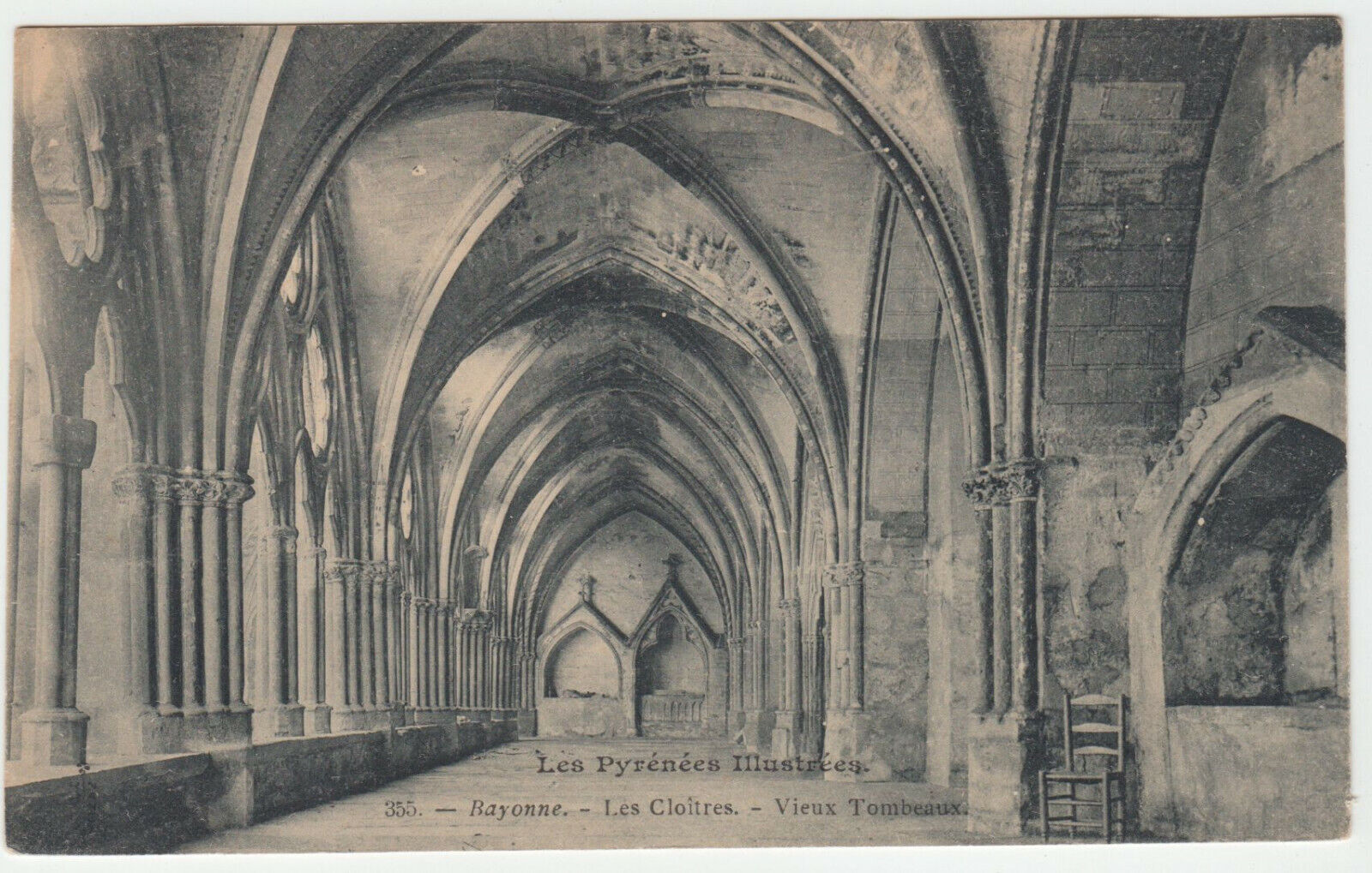 CARTE POSTALE BAYONNE LES CLOITRES VIEUX TOMBEAUX 402108209951