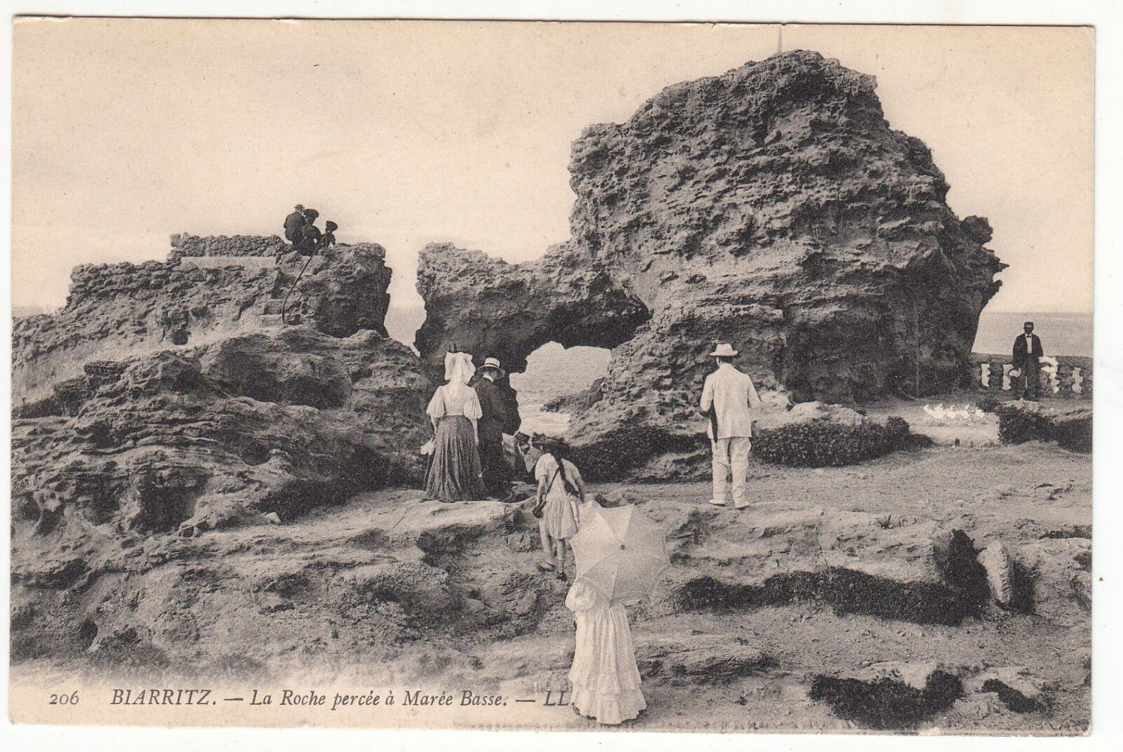 CARTE POSTALE BIARRITZ LA ROCHE PERCEE A MAREE BASSE 122368127481