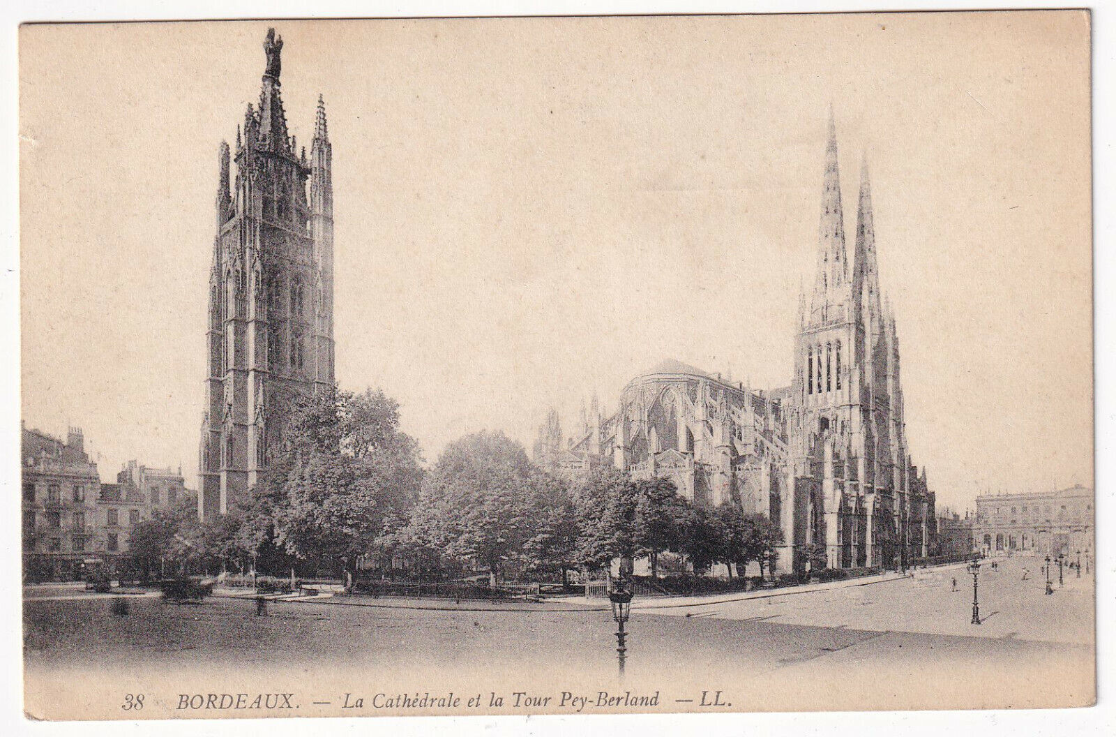 CARTE POSTALE BORDEAUX LA CATHEDRALE ET LA TOUR PEY BERLAND 403480893071