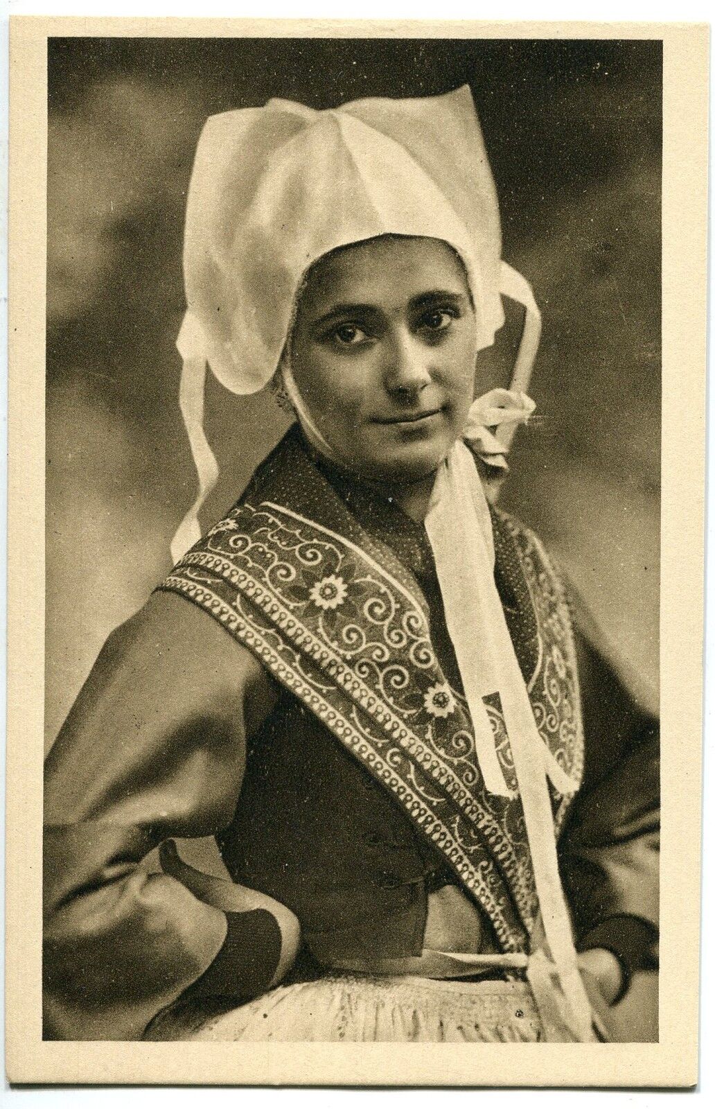 CARTE POSTALE JEUNE FILLE DE PLOUGASTEL DAOULAS ETUDE DES COIFFES DE BRETAGNE 400626070041