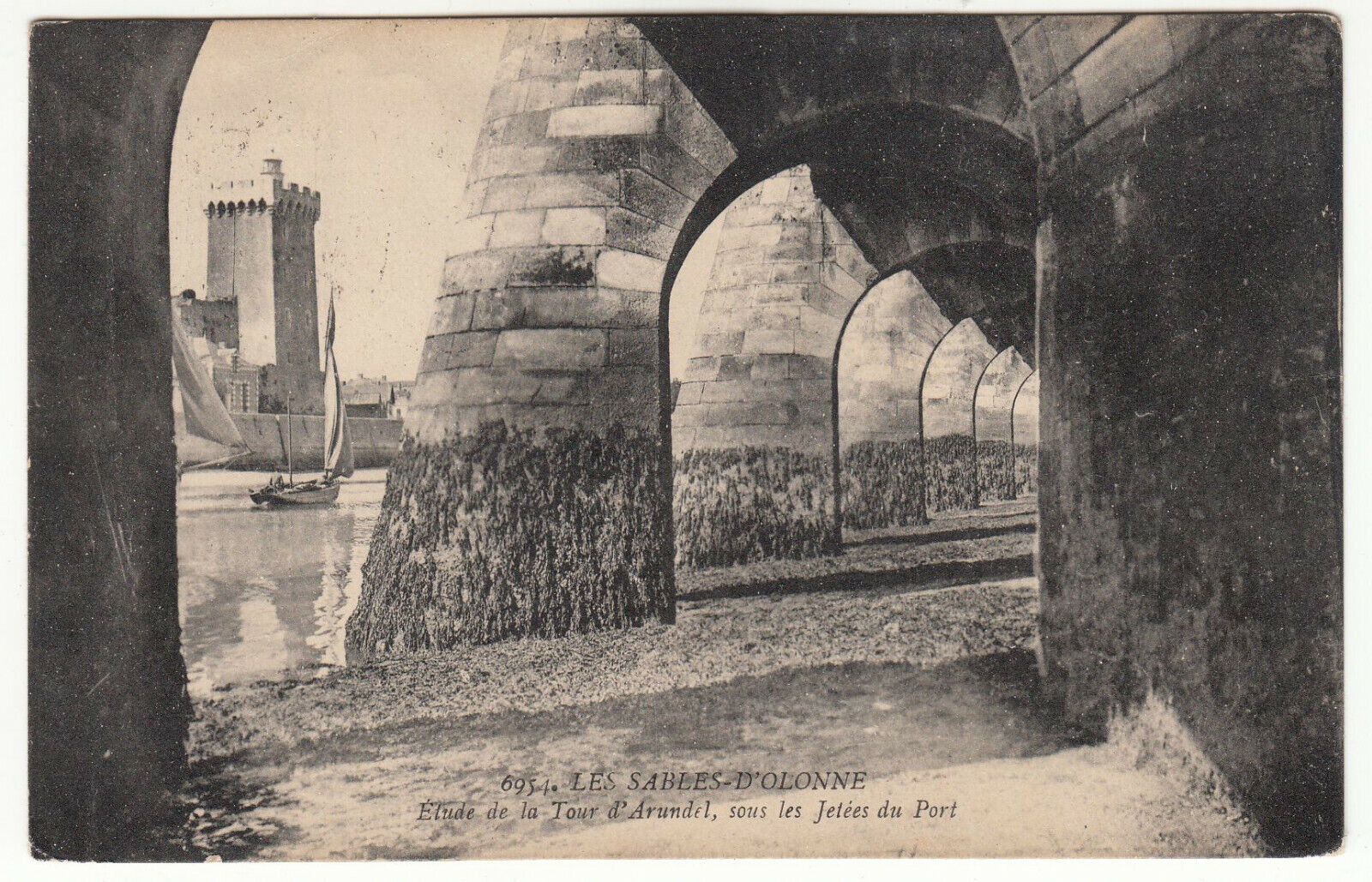 CARTE POSTALE LES SABLES D OLONNE LA TOUR D ARUNDEL SOUS LES JETEES DU PORT 123908264401