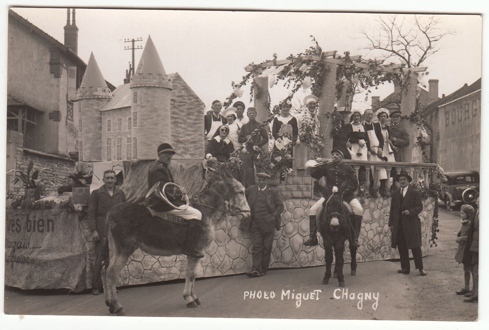 CARTE POSTALE PHOTO MIGUET CHAGNY DEFILE CHAR FANFARE 122657410911