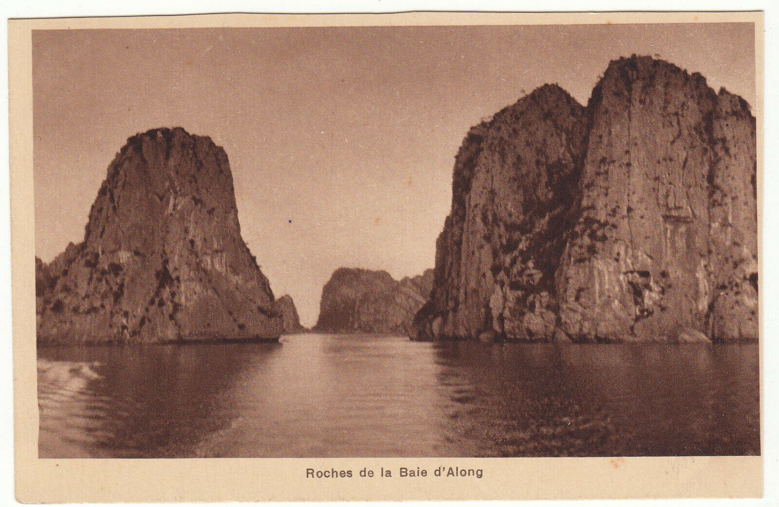 CARTE POSTALE ROCHE DE LA BAIE D ALONG 123967427431