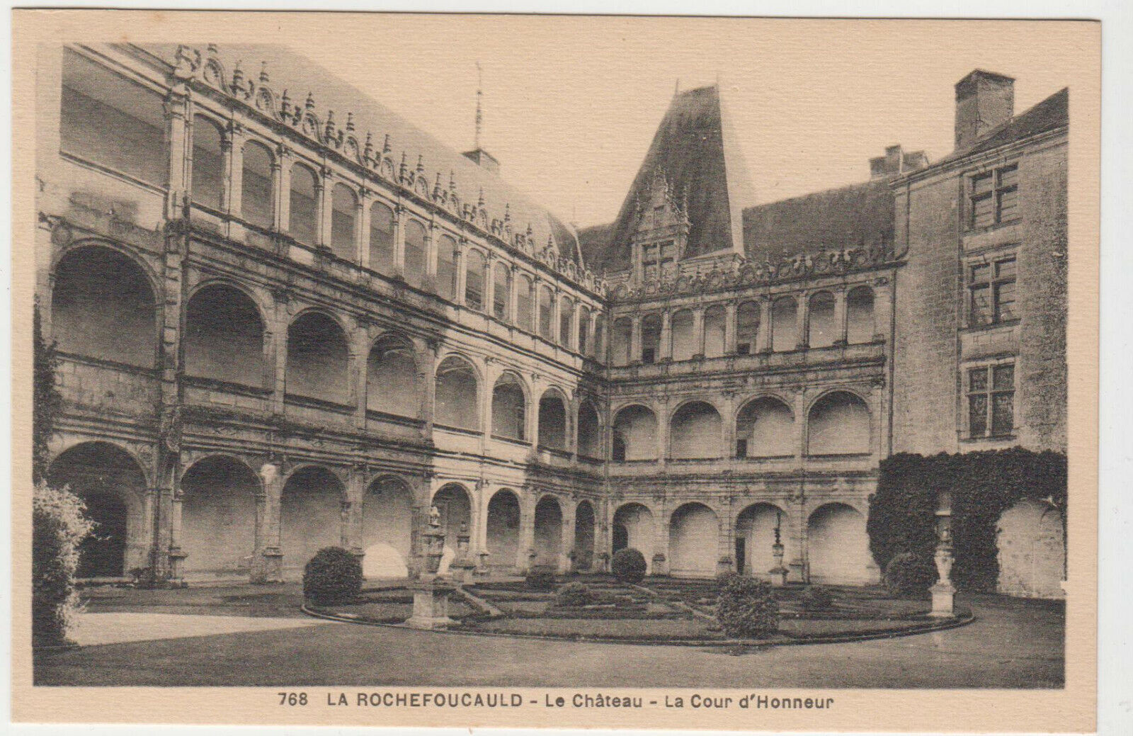 CARTE POSTALE la rochefoucauld LE CHATEAU LA COUR D HONNEUR 123941293961