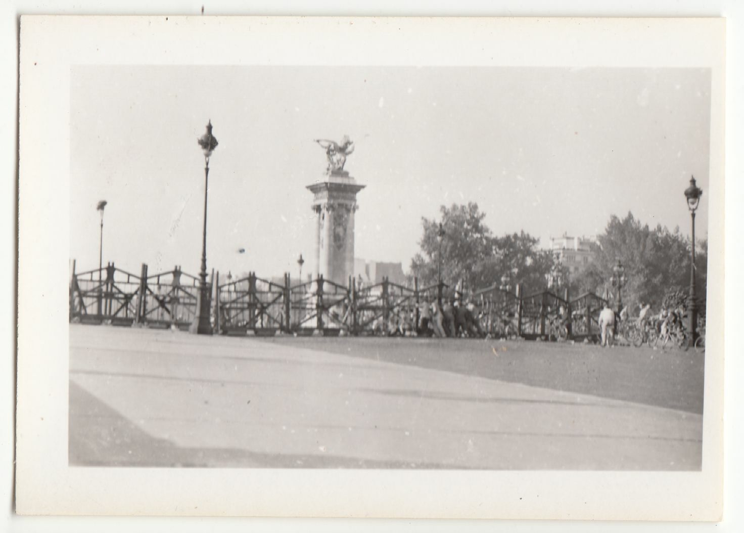 PHOTO BATAILLE DE PARIS PONT ALEXANDRE III LES PARISIENS PLACENT LE DERNIER 401998810121