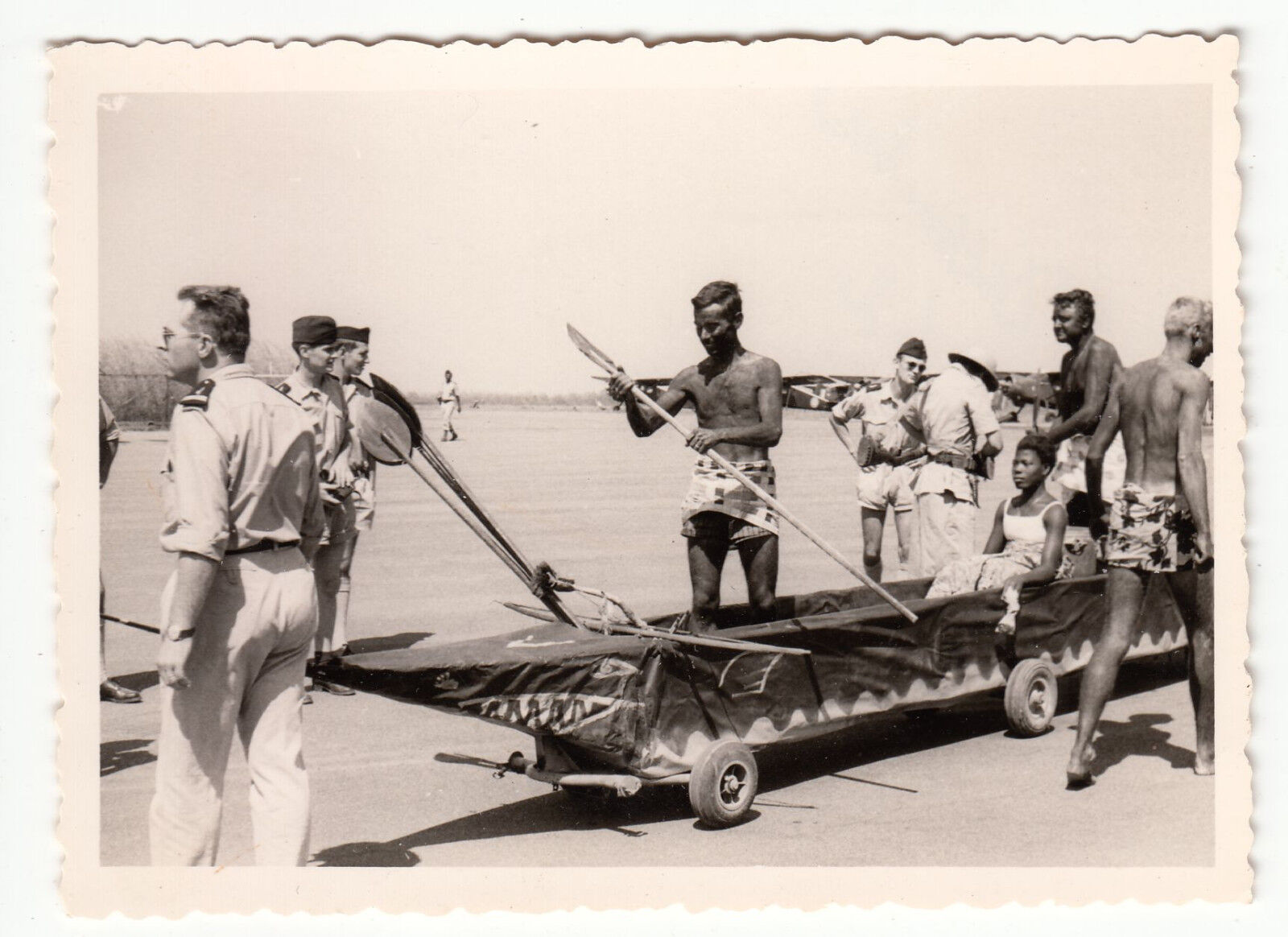 PHOTO MILITAIRE AFRIQUE 1 DECEMBRE 1962 ST ELOY PIROGUE EN PAPIER SUR LA BASE 401208908201