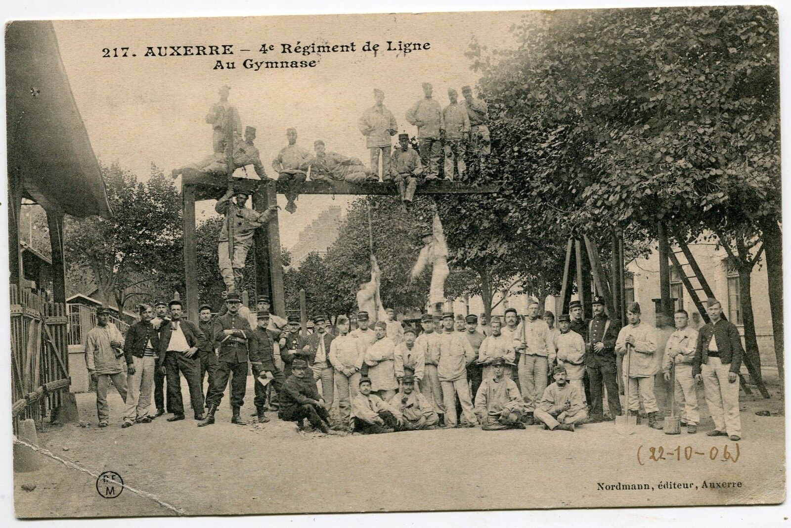 CARTE POSTALE AUXERRE 4 REGIMENT DE LIGNE AU GYMNASE PLI ANGLE BAS GAUCHE 400762400852