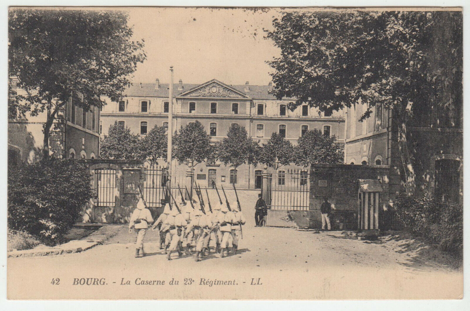 CARTE POSTALE BOURG LA CASERNE DU 23 REGIMENT 124159295812