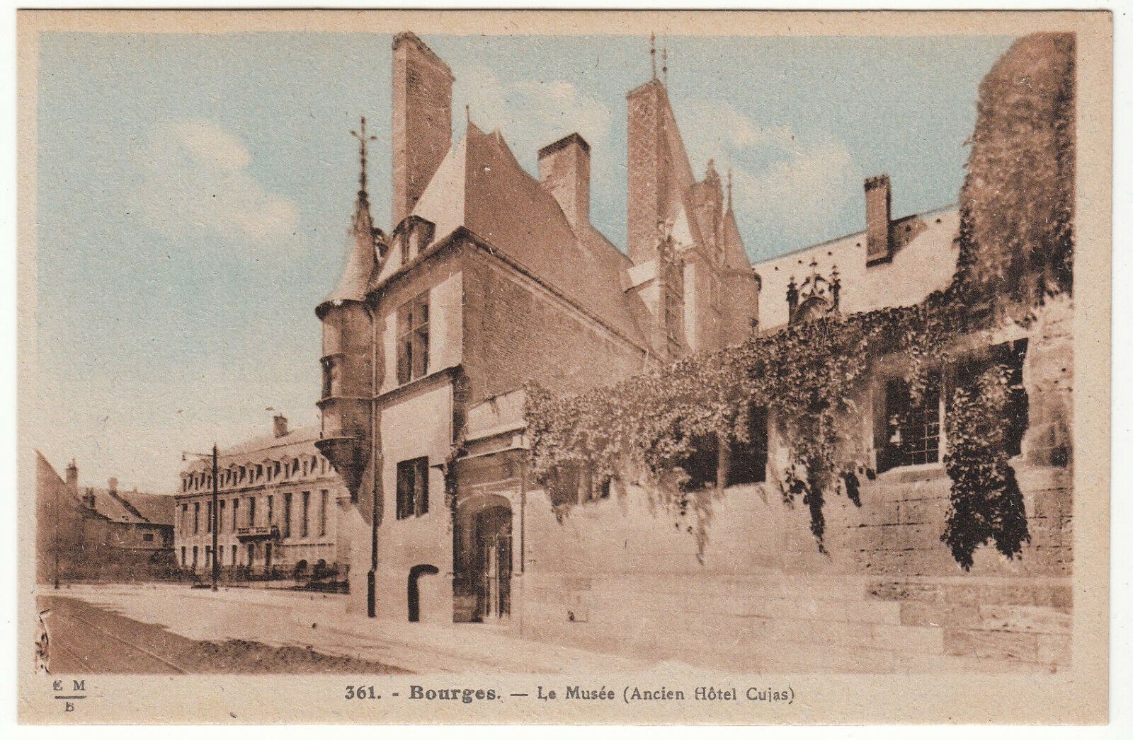 CARTE POSTALE BOURGES LE MUSEE ANCIEN HOTEL CUJAS 124015606622