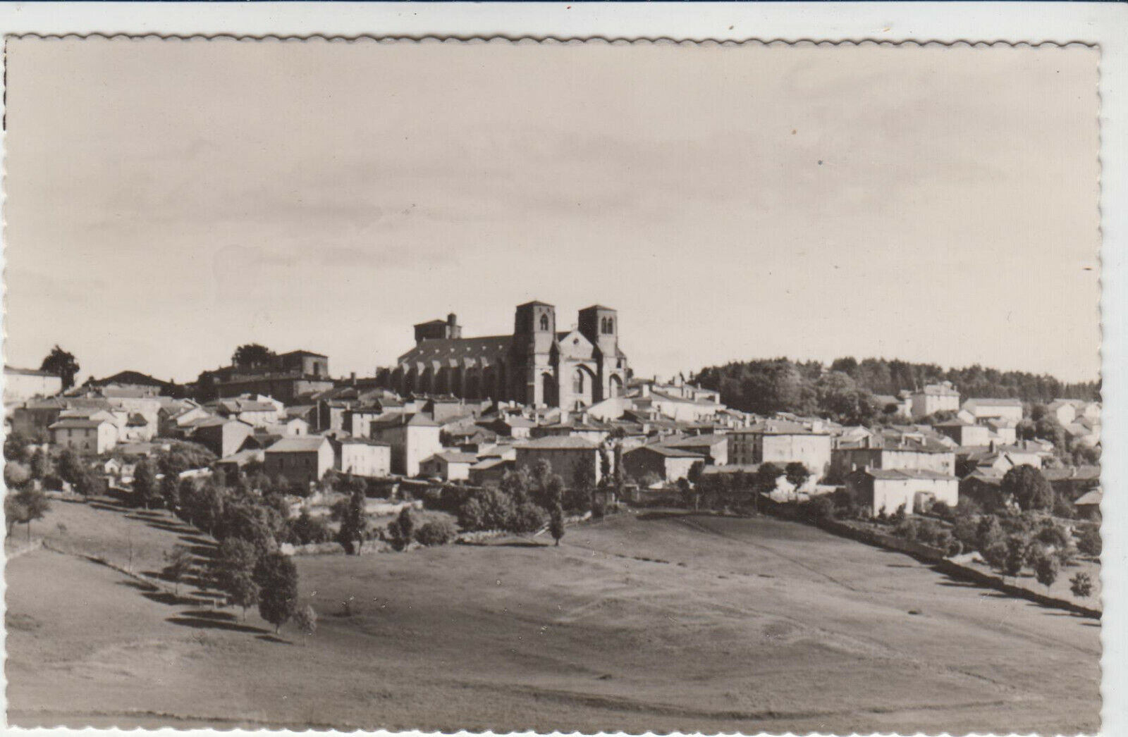 CARTE POSTALE LA CHAISE DIEUX ET L ABBAYE SAINT ROBERT 123944604452