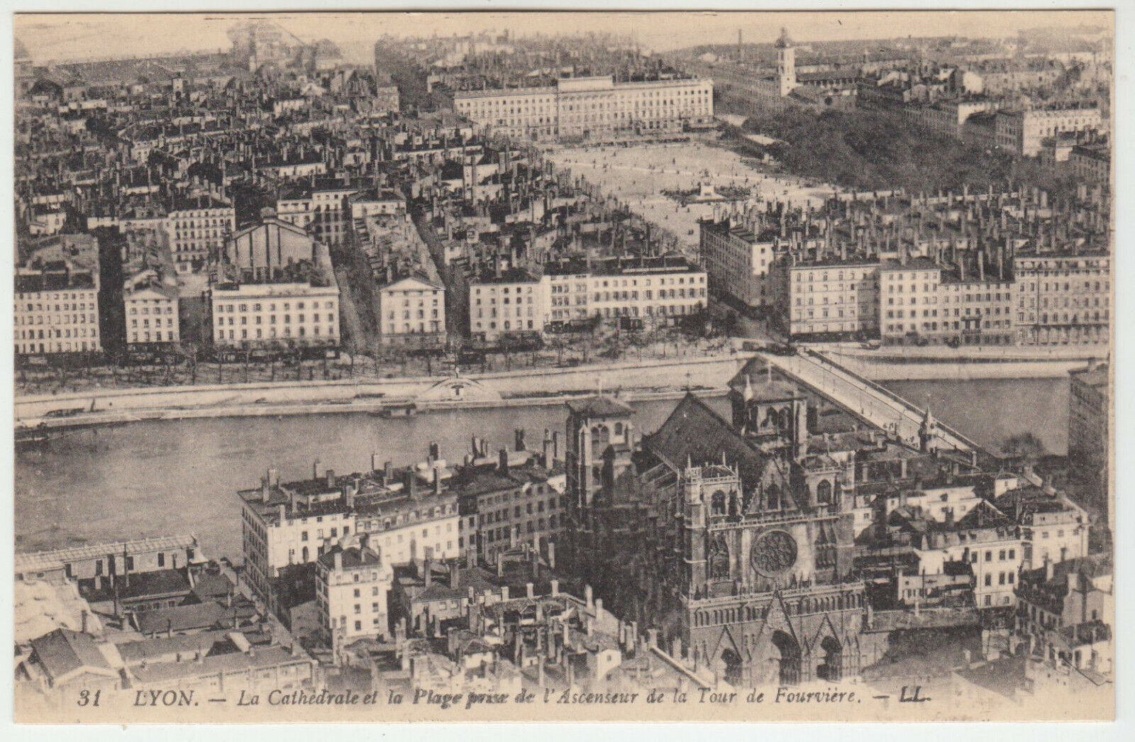 CARTE POSTALE LYON LA CATHEDRALE ET LA PLAGE PRISE DE L ASCENSEUR TOUR FOURVIERE 124177000692